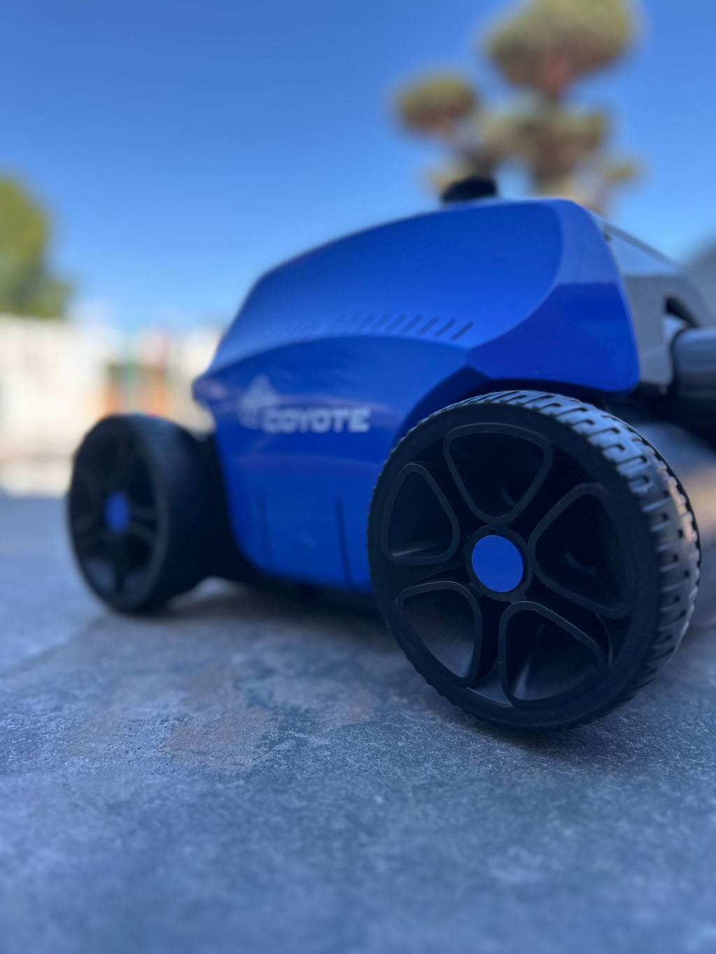 Coyote pool robot